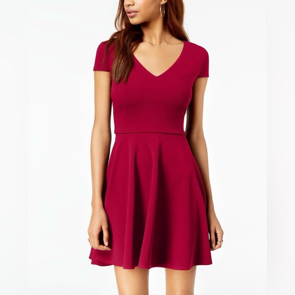 B. Darlin Elegant Red V-Neck Dress Size 3/4